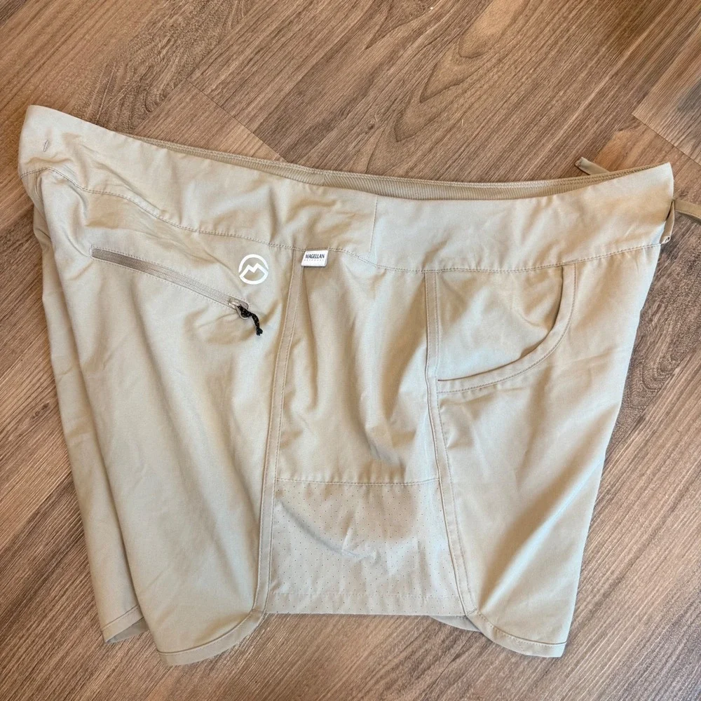 Magellan Outdoors Fish Gear Shorts Womens XXL Khaki Water Repellent Hiking Fish